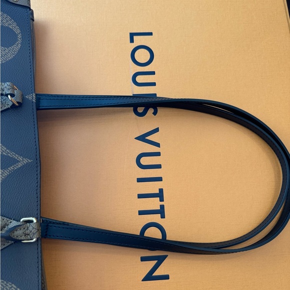 Louis Vuitton On The Go GM - Picture 12 of 17